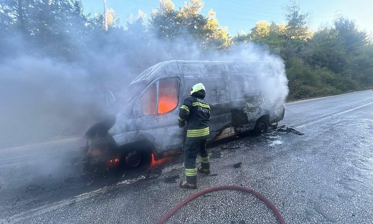 Gündemden Son Bilgiler: Muğla Bodrum'da alev alan okul servis minibüsünden 3 öğrenci tahliye edildi - Son Daki