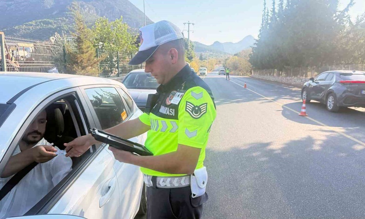 Gündemden Son Bilgiler: Muğla'da jandarma trafik denetimlerinde 1-30 Eylül'de 97 bin 187 araç kontrol edildi -