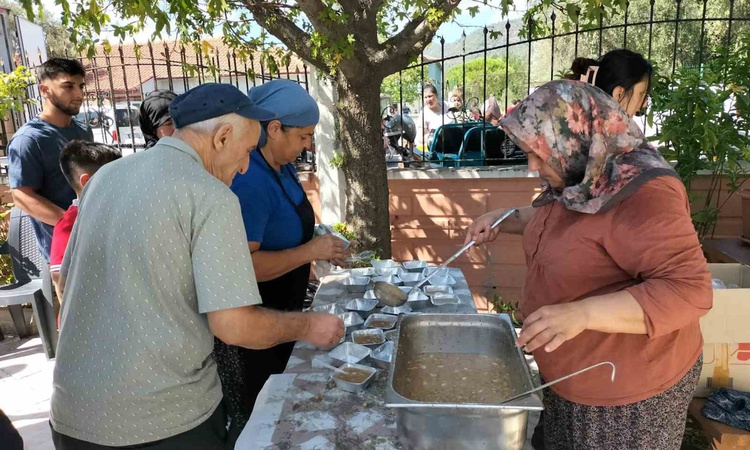 Gündemden Son Bilgiler: Muğla Köyceğiz Toparlar'da 26'ncı geleneksel aşure etkinliği yoğun katılımla yapıldı