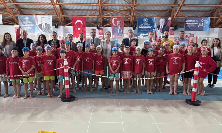Gündemden Son Bilgiler: Nazilli'de yüzme projesinde dönem resmen start aldı, bir yılda 2 bin 580 çocuk yüzmeyi