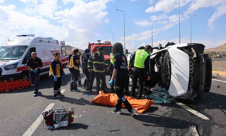 Gündemden Son Bilgiler: Nevşehir'de kamyonetle çarpışan otomobil takla attı, 2 kişi öldü, 1 yaralandı | İşte T