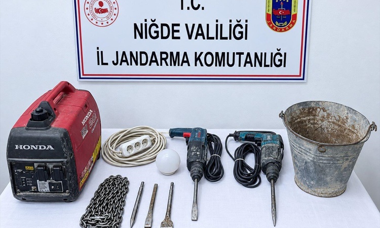 Gündemden Son Bilgiler: Niğde Çiftlik'te Mahmutlu köyünde kaçak kazı operasyonunda 1 şüpheli yakalanarak gözal