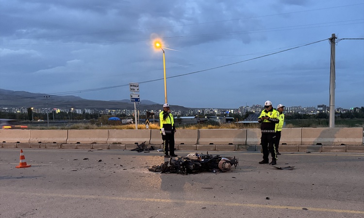Gündemden Son Bilgiler: Niğde'de motosiklet otomobile arkadan çarptı, 2 kişi ağır yaralandı - Son Dakika Bilgi