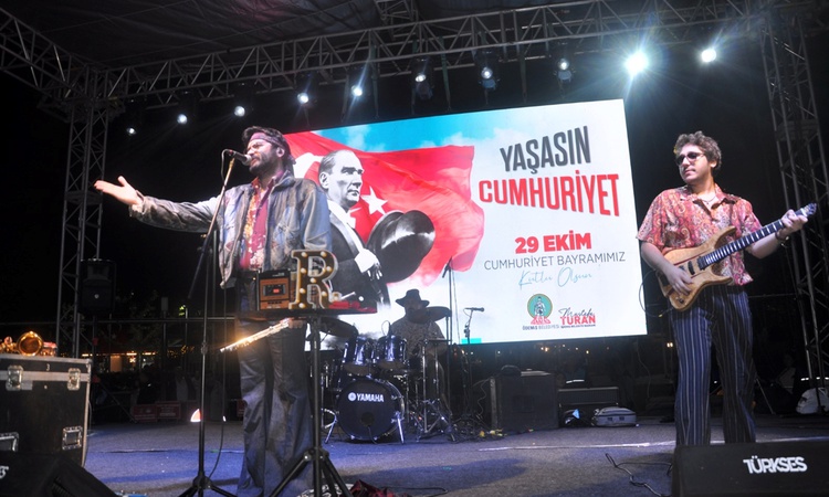 Gündemden Son Bilgiler: Ödemiş'te 29 Ekim Cumhuriyet Bayramı fener alayı ve konserle kutlandı ve Merak Edilenl