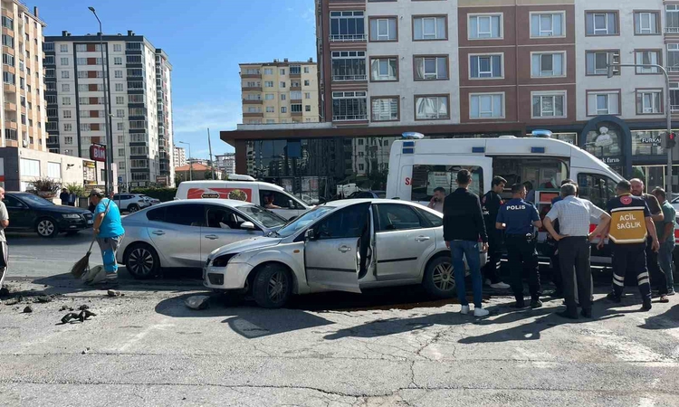 Gündemden Son Bilgiler: Otomobiller çarpıştı: 2 yaralı - Son Dakika Bilgileri