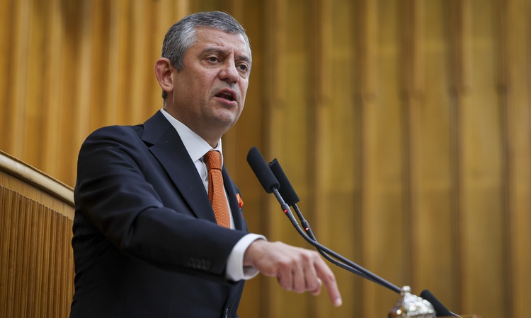 Gündemden Son Bilgiler: Özgür Özel, AK Parti'ye transfer olan Cemil Tugay'ı hain ve kukla olarak nitelendirdi