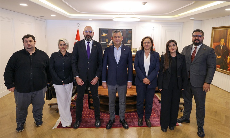 Gündemden Son Bilgiler: Özgür Özel, Çağdaş Gazeteciler Derneği Başkanı El'i ve beraberindekileri kabul etti