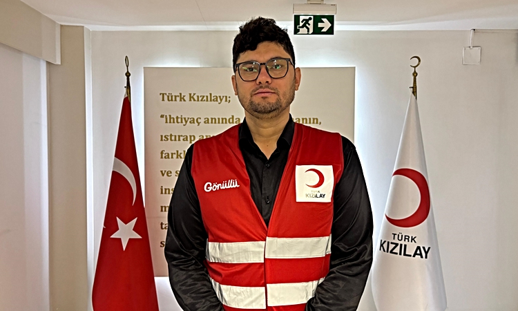 Gündemden Son Bilgiler: Pakistan'daki afette yardım aldığı Türk Kızılay'ın 17 yıl sonra gönüllüsü oldu