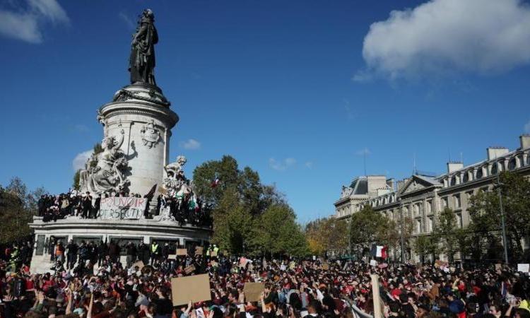 Gündemden Son Bilgiler: Paris'te protestocular Macron'un istifasını istedi, onlarca kişi yakalanarak gözaltına
