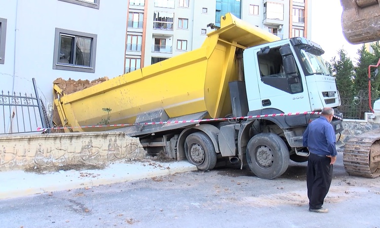 Gündemden Son Bilgiler: Pendik'te freni boşalan kamyon 6 katlı binanın iş yerine girdi, şoför yaralandı