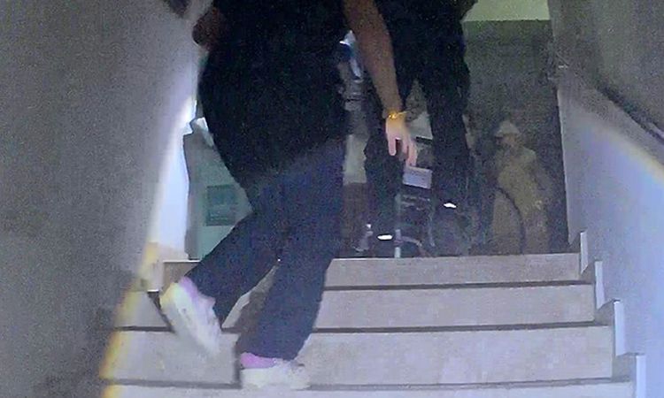 Gündemden Son Bilgiler: Polis alevlerin arasından yaşlıları sırtında taşıdı | İşte Tüm Ayrıntılar