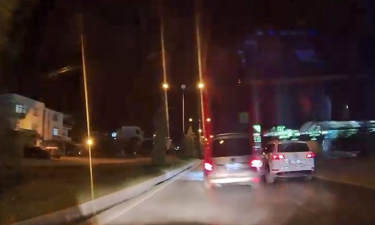 Gündemden Son Bilgiler: Polis, Elazığ'da tehlikeli şerit değiştiren sürücüye 10 bin lira ceza kesti.