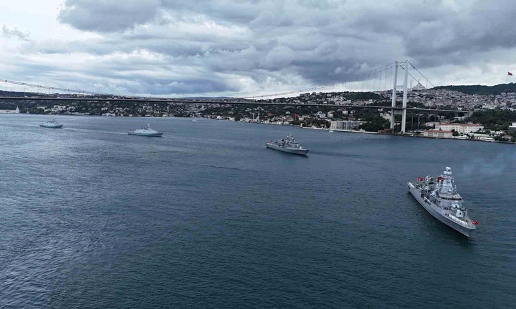 Gündemden Son Bilgiler: Preveze Deniz Zaferi'nin 488. yıl dönümünde 15 gemi İstanbul Boğazı'ndan geçti ve Mera