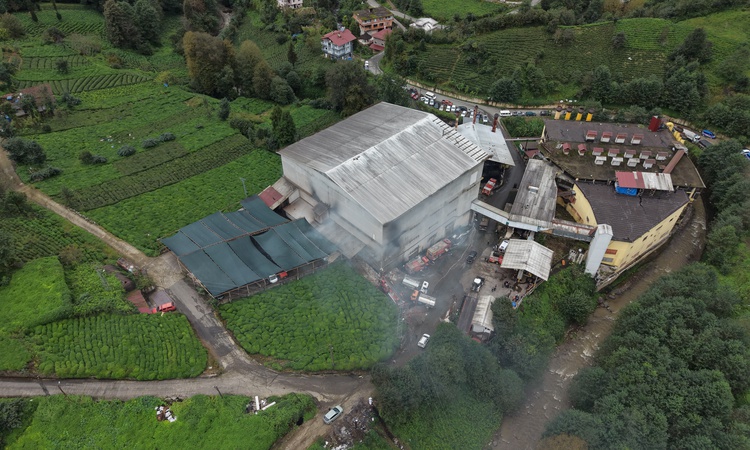 Gündemden Son Bilgiler: Rize Çayeli'de çay fabrikası deposu yangını kontrol altına alındı, kimse yaralanmadı v