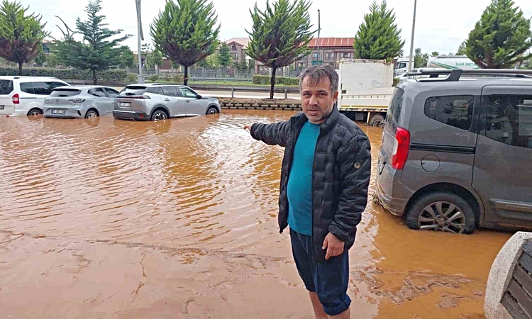 Gündemden Son Bilgiler: Rize İyidere'de sel, Hayati Dursun'un 2 gün önce aldığı SUV'u sular altında bıraktı ve