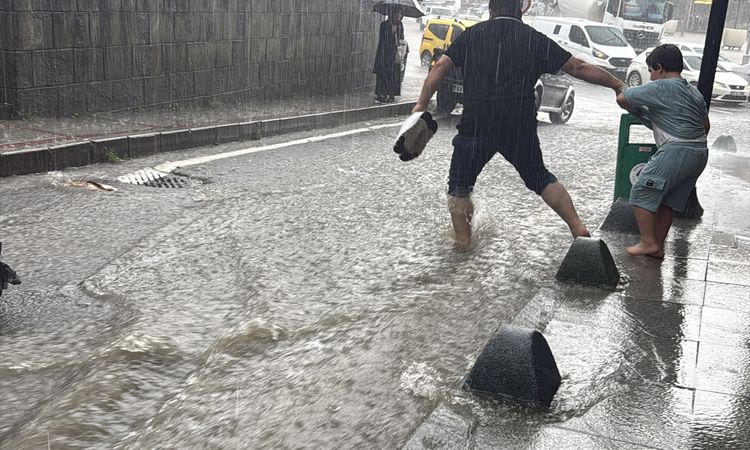 Gündemden Son Bilgiler: Rize'de Sağanak Ulaşımı Olumsuz Etkiledi: Gelişmeler Takip Ediliyor