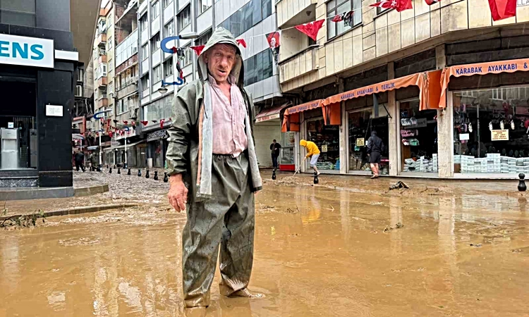 Gündemden Son Bilgiler: Rize'de selin vurduğu İyidere ve Pazar'da iş yerlerinde temizlik resmen start aldı ve