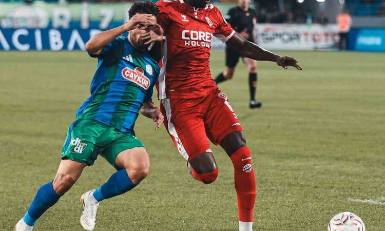 Gündemden Son Bilgiler: Rizespor-Samsunspor: İlk yarı konuk ekip önde