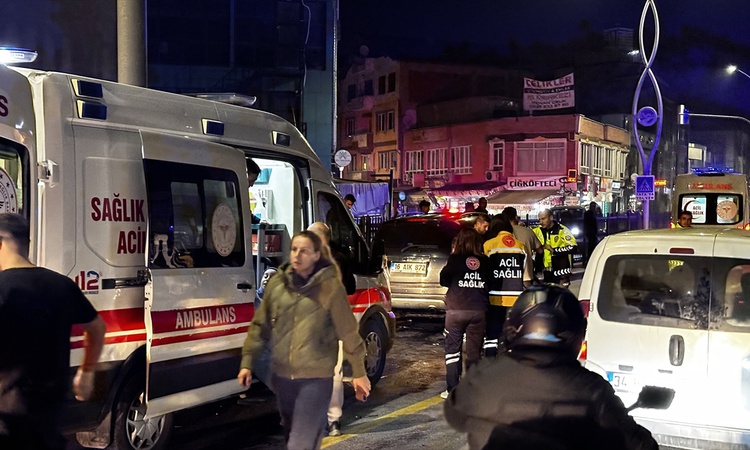 Gündemden Son Bilgiler: Sakarya Adapazarı'nda 3 araçlı zincirleme kazada 4 kişi yaralandı