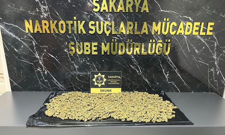 Gündemden Son Bilgiler: Sakarya'da Hendek gişelerinde durdurulan araçta 950 gram sentetik uyuşturucu bulundu -
