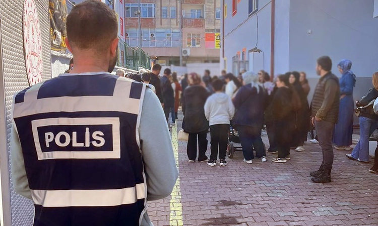 Gündemden Son Bilgiler: Sakarya Karasu'da polis ekipleri okul çevresinde eğitim saatleri boyunca nöbet tuttu
