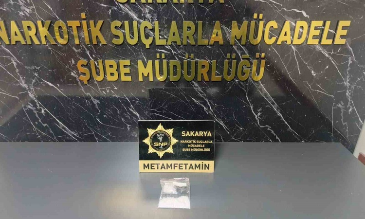 Gündemden Son Bilgiler: Sakarya'da operasyonda 25,68 gram metamfetamin ele geçirildi, 2 şüpheli hakkında tutuk