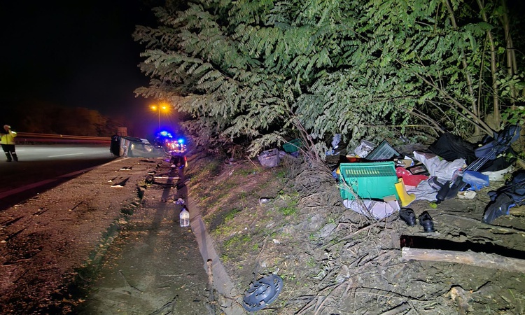 Gündemden Son Bilgiler: Sakarya Sapanca'da minibüsü devrilen sürücü, hasara bakarken TIR'ın çarpmasıyla öldü: