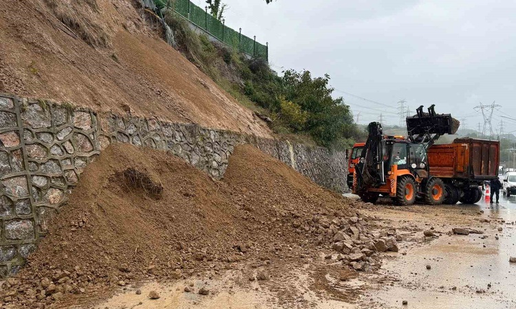 Gündemden Son Bilgiler: Sakarya Serdivan'da D-100'de toprak kayması nedeniyle ulaşım kontrollü sağlanıyor - So
