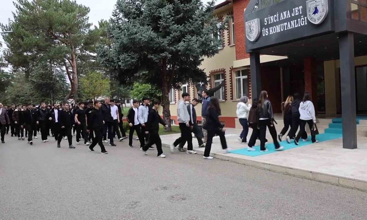 Gündemden Son Bilgiler: Samsun ve Amasya'dan öğrenciler 5'inci Ana Jet Üs Komutanlığını ziyaret etti