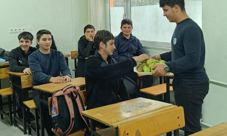 Gündemden Son Bilgiler: Samsun Ladik'te öğrenciler öğretmenlere meyve ikramıyla sağlıklı yaşama dikkat çekti: