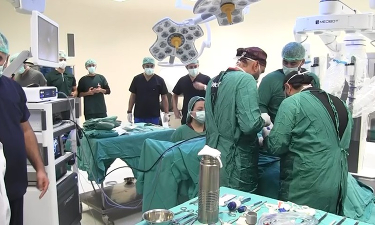 Gündemden Son Bilgiler: Şanlıurfa'da 12 cm kistik kitle ilk kez robotik cerrahiyle çıkarıldı | İşte Tüm Ayrınt