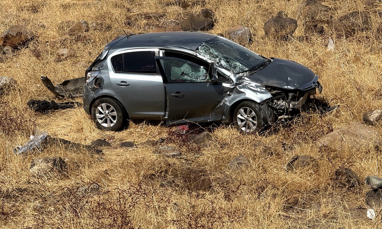 Gündemden Son Bilgiler: Şanlıurfa Siverek'te otomobil şarampole devrildi, araçtaki 2 kişi yaralandı