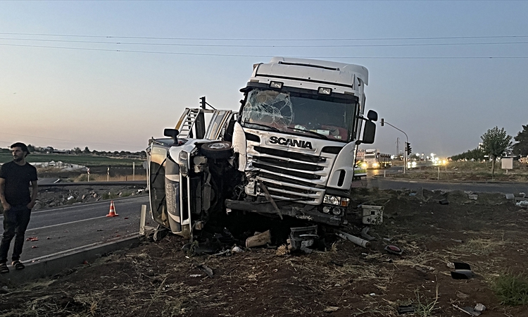 Gündemden Son Bilgiler: Şanlıurfa'da tırla kamyonetin çarpışması sonucu 3 kişi yaralandı - Son Dakika Bilgiler