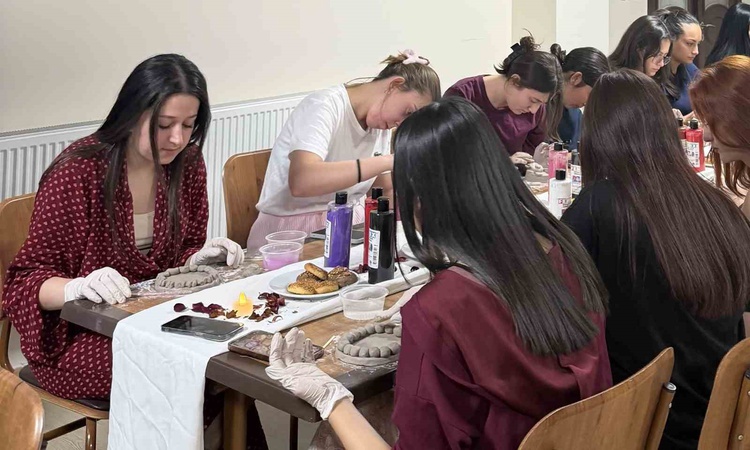 Gündemden Son Bilgiler: Sarıgöl GSB Yurdunda seramik atölyesi öğrencilerin hayal gücünü sanatla buluşturdu: Ge