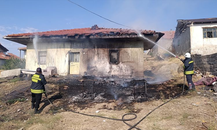 Gündemden Son Bilgiler: Şarkışla'da Ev Yangını: 1 Yaralı: Gelişmeler Takip Ediliyor