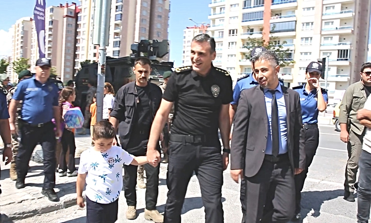 Gündemden Son Bilgiler: Şehit polisin oğlu Çınar'ı okula Emniyet Müdürü Aydın götürdü: Gelişmeler Takip Ediliy