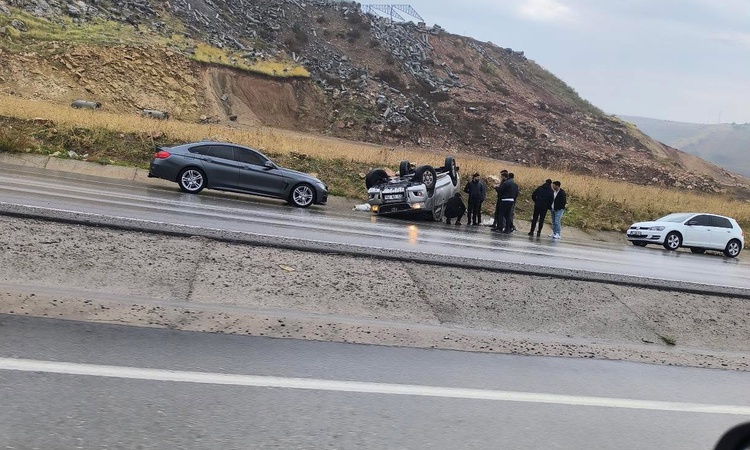 Gündemden Son Bilgiler: Siirt-Kurtalan karayolunda kaygan yolda takla atan otomobilde 2 kişi yaralandı