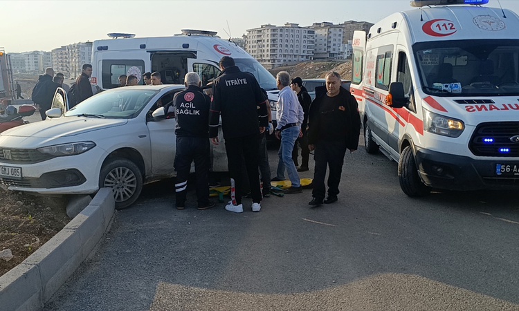 Gündemden Son Bilgiler: Siirt'te Tillo çevre yolunda otomobil ile motosiklet çarpıştı, 2 kişi yaralandı: Geliş