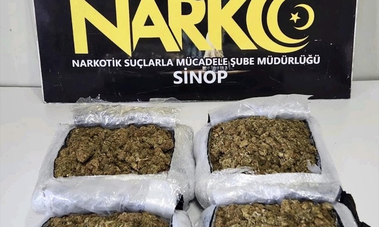 Gündemden Son Bilgiler: Sinop'ta araçta 2 kilo 892 gram uyuşturucu ele geçirildi, 3 şüpheli hakkında tutuklama