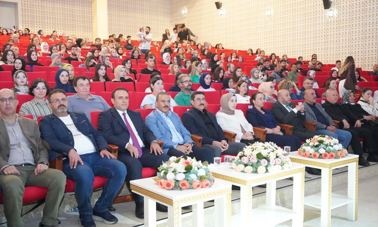 Gündemden Son Bilgiler: Sivas Devlet Türk Halk Müziği Korosu, Kilis'te 7 Aralık Üniversitesi'nde sahne aldı