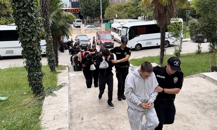Gündemden Son Bilgiler: ‘Sokaklar Güvende’ operasyonundaki 53 şüpheliden 21’i adliyede | İşte Tüm Ayrıntılar