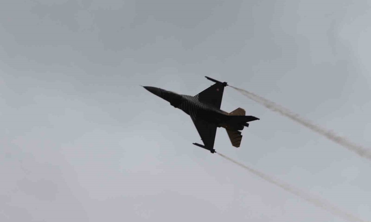Gündemden Son Bilgiler: SOLOTÜRK, Eskişehir'de 103. yıl kutlamalarında gösteri uçuşu yaptı