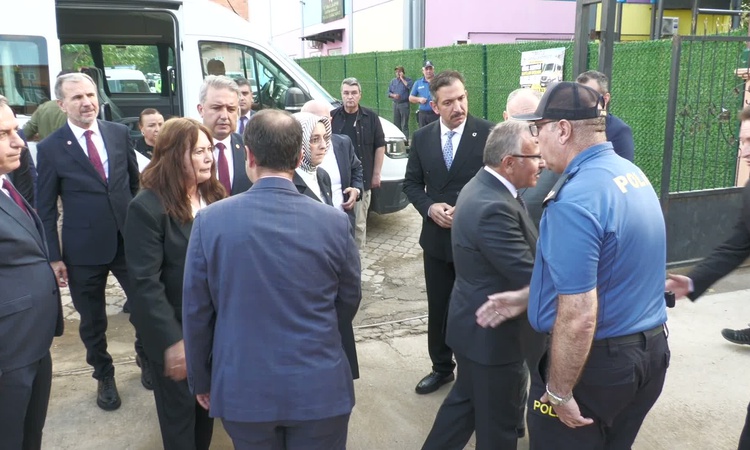 Gündemden Son Bilgiler: TBMM komisyonu, 11 öğrencinin yaralandığı Turgutlu'daki okulu ziyaret etti ve Merak Ed