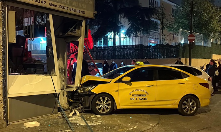 Gündemden Son Bilgiler: Tekirdağ Çorlu'da araçlar iş yerine çarptı, alkollü sürücüye 25 bin lira ceza kesildi