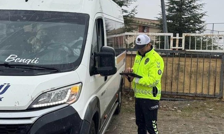 Gündemden Son Bilgiler: Tekirdağ Hayrabolu'da polis, okul çevresi ve servis denetimlerini sürdürüyor