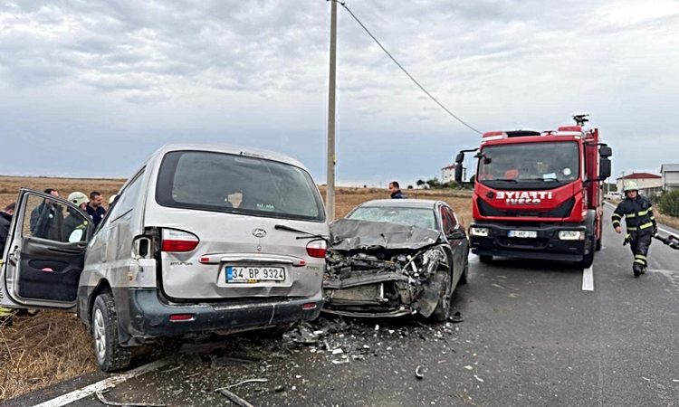 Gündemden Son Bilgiler: Tekirdağ Kapaklı'da otomobil ile minibüs çarpıştı, kazada 2'si çocuk 6 kişi yaralandı: