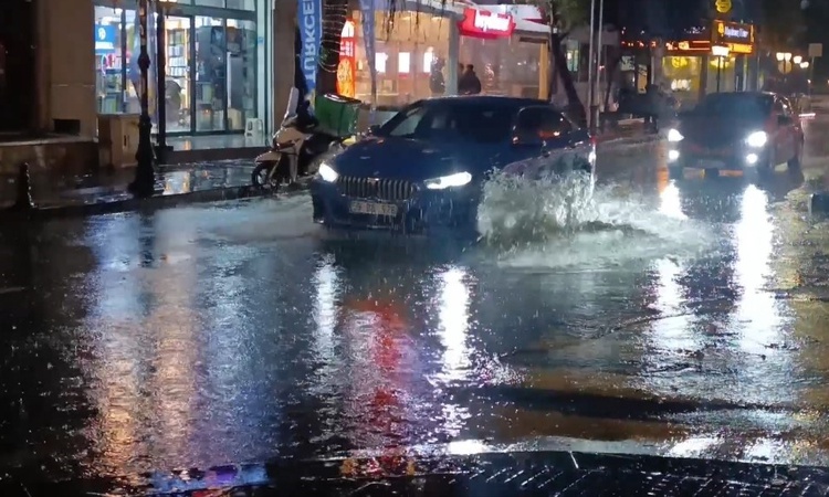 Gündemden Son Bilgiler: Tekirdağ'da sağanak yollarda su birikintileri oluşturdu, sürücüler kontrollü ilerledi