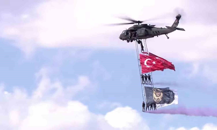 Gündemden Son Bilgiler: TEKNOFEST Güneydoğu'da Özel Harekat polisleri T-70 helikopterle bayrak şovu yaptı