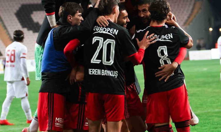 Gündemden Son Bilgiler: TFF 3. Lig 2. Grup 4. haftasında Eskişehirspor, Balıkesirspor'u 7-1 mağlup etti. - Son