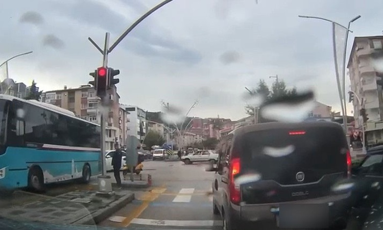 Gündemden Son Bilgiler: Tokat'ta ambulansa yol vermeyen sürücü, diğer sürücülerin uyarısıyla kenara çekildi |
